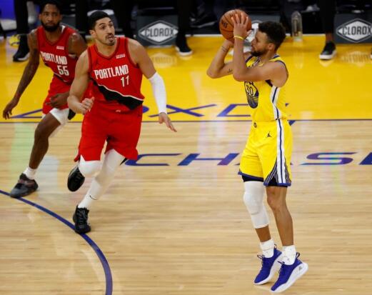 NBA-勇士137-122击败开拓者 库里生涯新高62分 利拉德32分