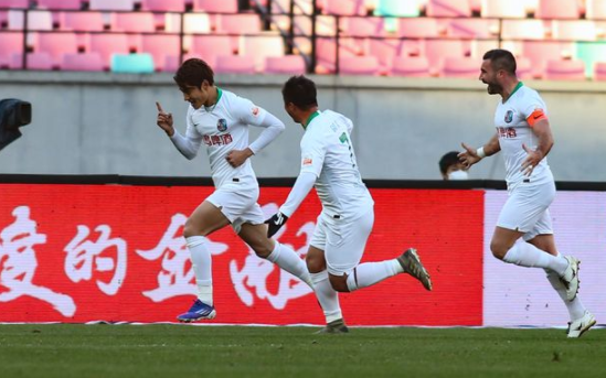 中超-青岛2-1津门虎终结11连败  季骁宣梅开二度巴顿难救主