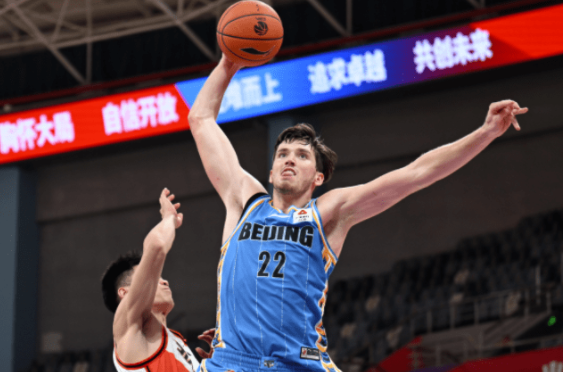 CBA-北京75-71送青岛3连败 利夫24+14李慕豪13分 曾凡博首秀2分