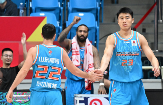 CBA-江苏94-90险胜山东结束三连败 布莱克尼54+12高诗岩准三双 